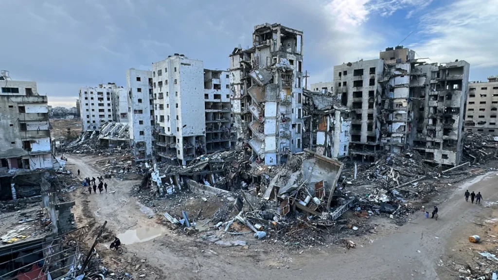 روبوتات إسرائيلية تفجر منازل في خان يونس.. وترامب يدعم لفتح غزة أمام الصحفيين
