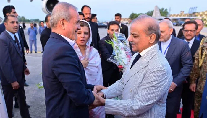 باكستان تستقبل الرئيس الإيراني بزشكيان في زيارة لتعميق التعاون الثنائي والإقليمي
