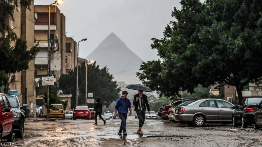 أمطار غزيرة تفاجئ المصريين في يوليو لأول مرة منذ 30 عاما