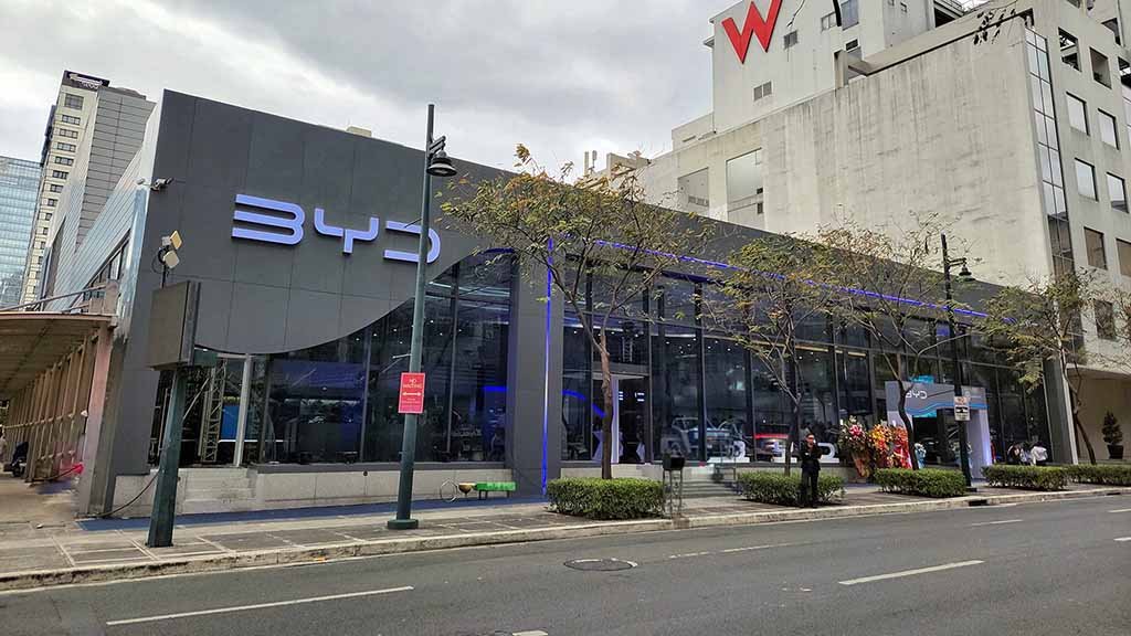 شركة BYD تكشف عن نظام شحن فائق السرعة يشحن السيارة في خمس دقائق