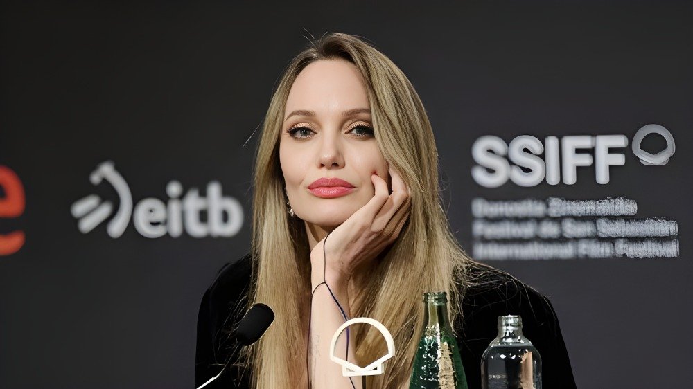 أنجلينا جولي: أحب بلدي لكنني لا أتعرف على أمريكا اليوم