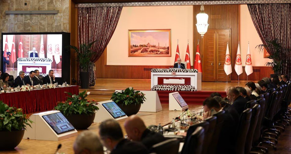 البرلمان التركي يقر إصلاحات لتسريع نزع سلاح حزب العمال الكردستاني