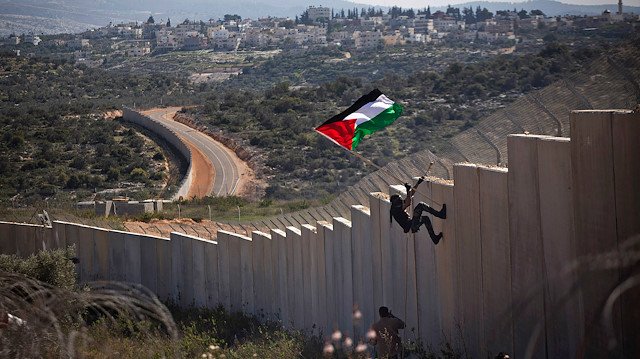 طرق جديدة للمستوطنات تخنق القرى الفلسطينية وتقطع أوصال الضفة