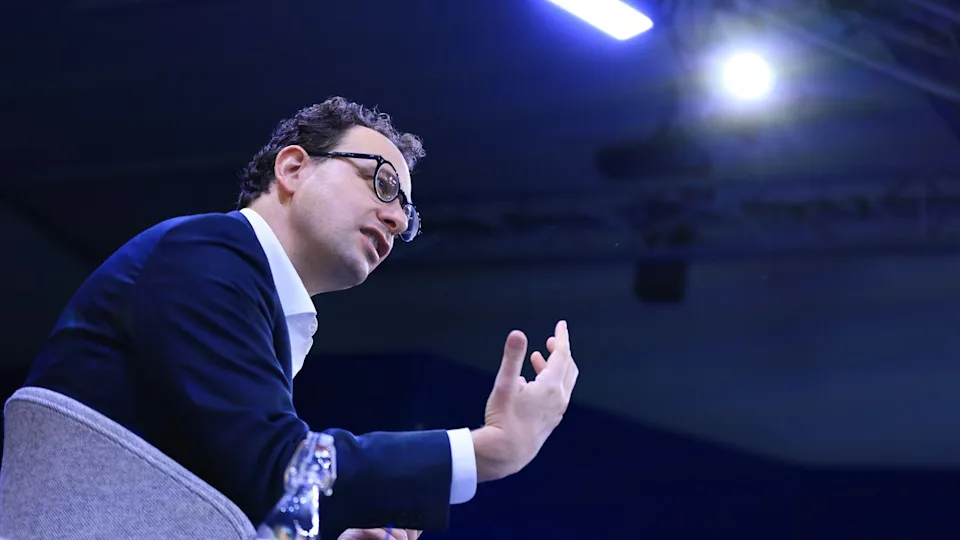 أمودي يحدد مخاطر الذكاء الاصطناعي من التحيز إلى تهديد وجودي