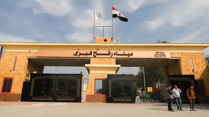 تحرك إغاثي في غزة واتصالات مصرية قطرية لدعم الهدوء بالتزامن مع مباحثات حماس في القاهرة