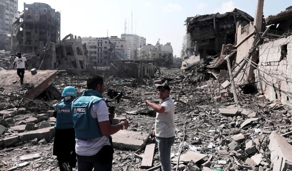 250 وسيلة إعلامية تُطفئ شاشاتها احتجاجا على استهداف الصحفيين في غزة